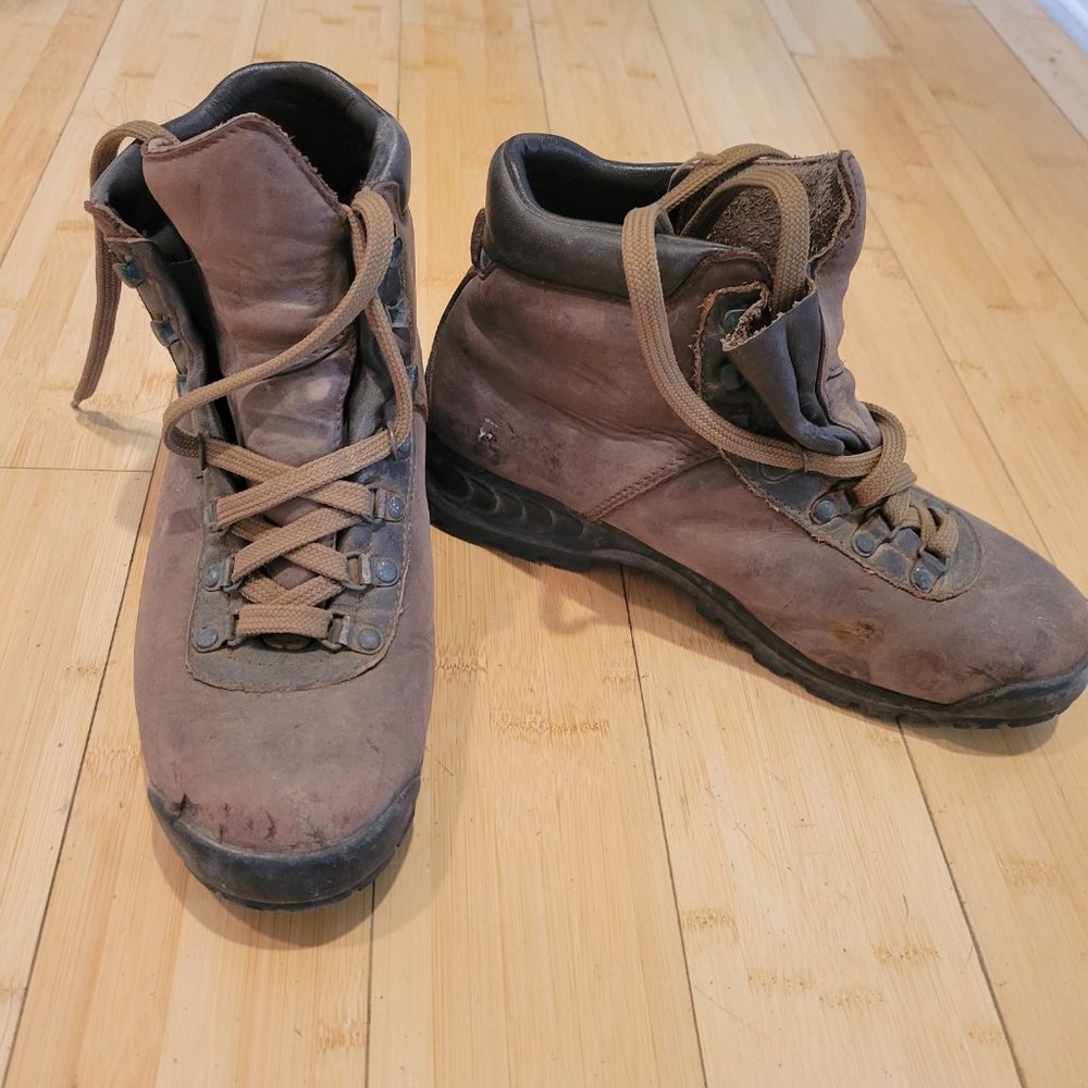 Raichle Size 8 boots